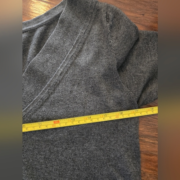 Banana Republic Silk Cashmere Charcoal V Neck Sweater XS - Picture 8 of 8